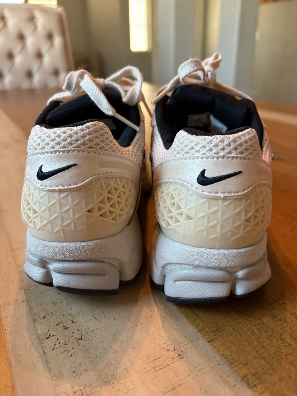 W NIKE Zoom Vomero 5, 7.5